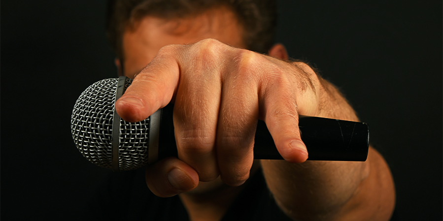 Karaoke-mic-drop-rock-singer